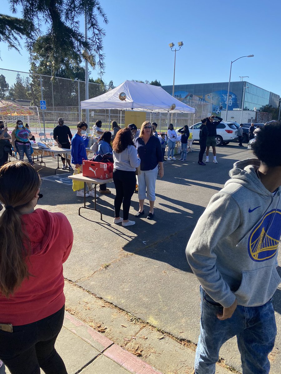 StudiesEthnic's tweet photo. What a wonderful community event by the JTA foundation and the toscano- anderson family in East Oakland. Our community needs to be fed. @juanonjuan10 ✊🏾 https://t.co/V3keTVHBK4