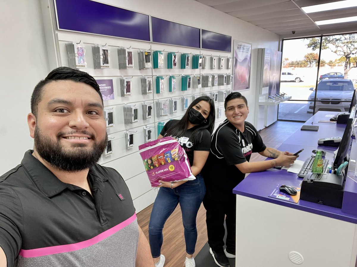 Christion_Gonz's tweet photo. Great day out in my district  having a blast with my stores ! #SavageSouth #texastakeover #MidCities #SouthDallas #MetroByTmobile https://t.co/5tvDtIbVZB