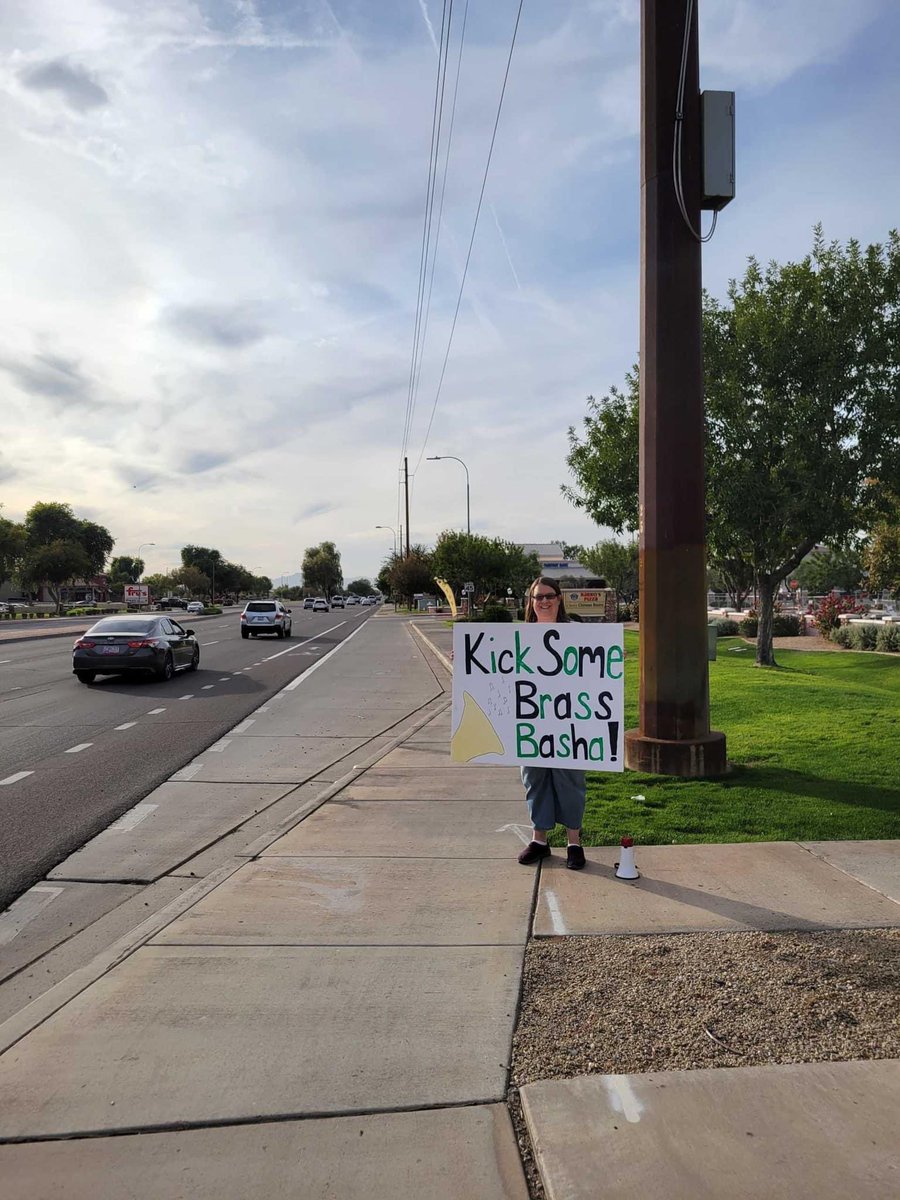 bashahsband's tweet photo. Sending Basha Bears off in style! Parents lined up along Riggs with signs and support. πΆ π»π΄
#ABODA #statefinals #BashaBearRegiment @Basha_AMS @bashabearnation @Payne_Jr_High @SantanStorm https://t.co/dAbEzJpUTG