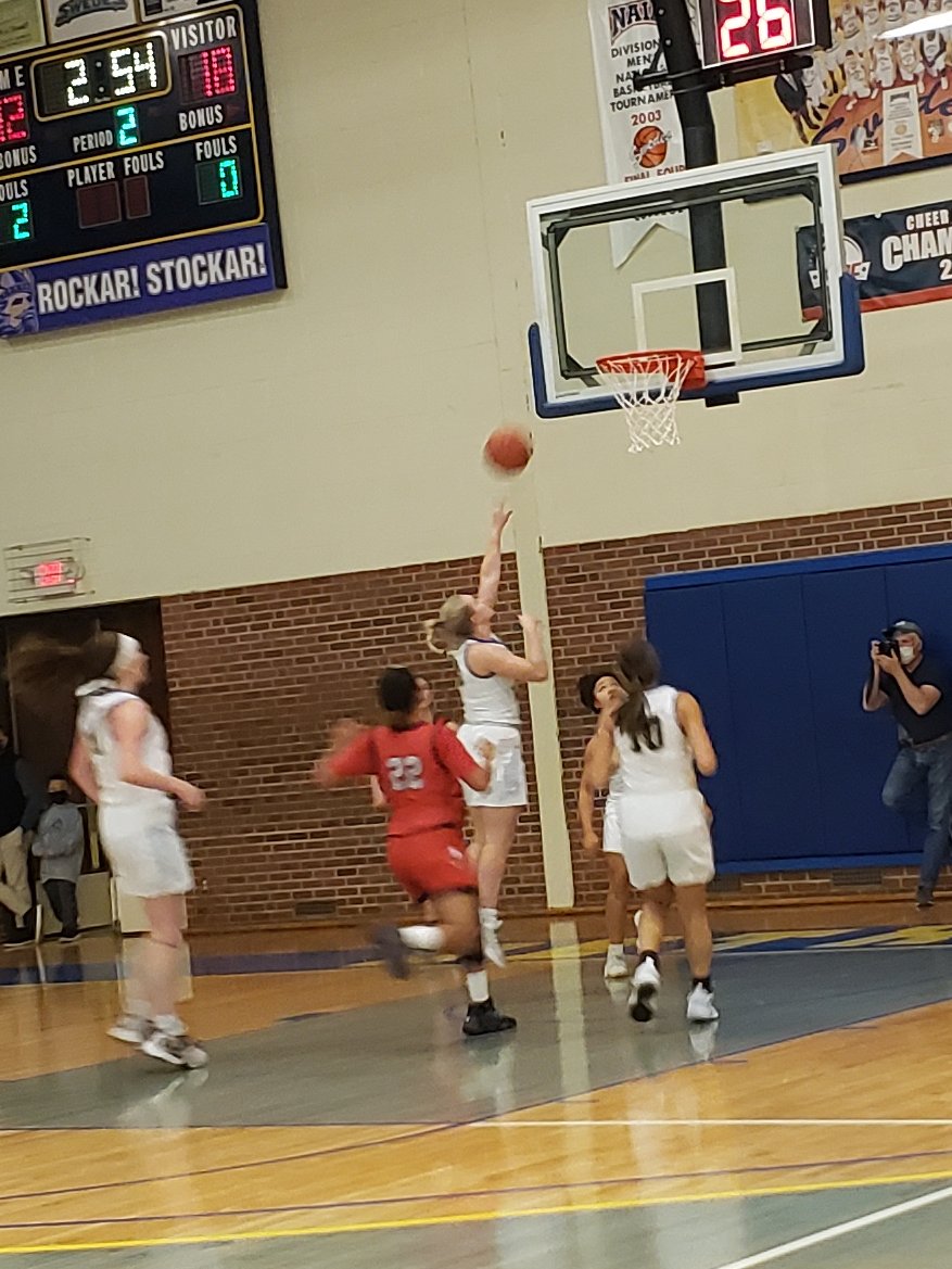 BethanySwedes's tweet photo. Taryn Kuhn with the BEAUtiful left hand lay-up! #goSwedes https://t.co/yKXJlUImU9