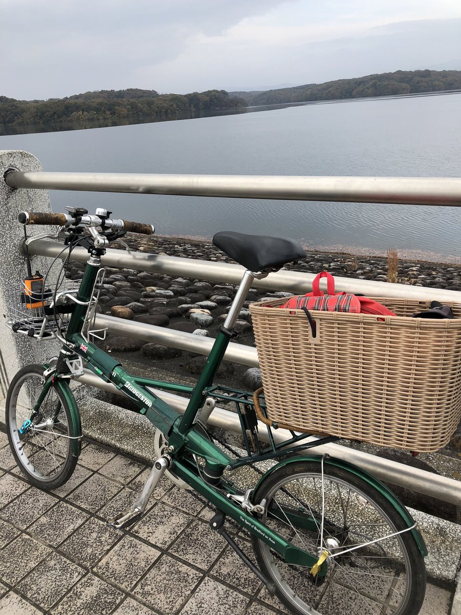 _A_'s tweet photo. 富士山とモールトン、肉眼で確認できず〜 #SLTM #moulton #狭山湖 #富士山 #おりたたぶ https://t.co/CxMpURHGgl