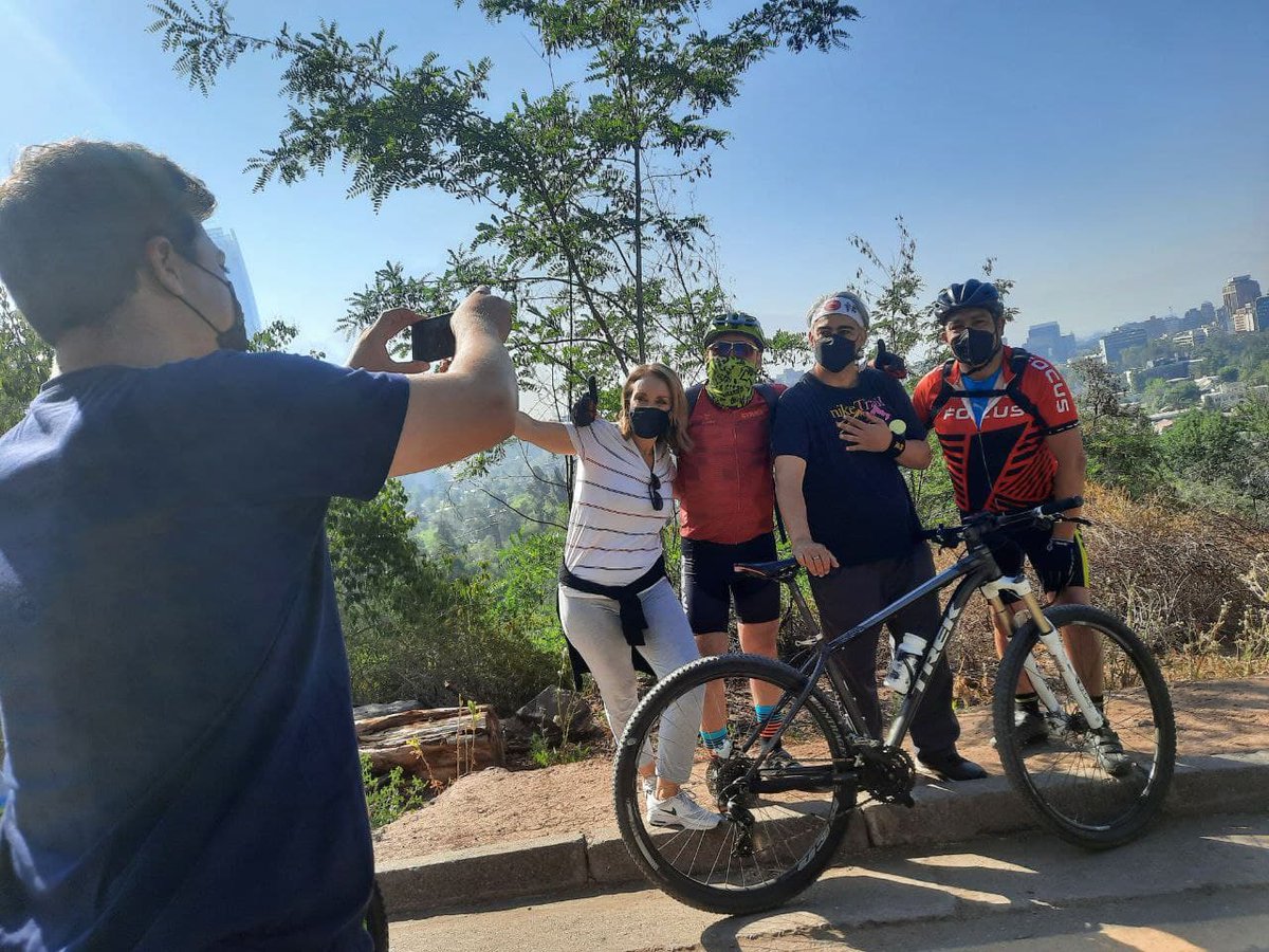 marcoporchile's tweet photo. Día intenso en familia y escuchando los sueños de chilenas y chilenos. Caminata en el Parque Metropolitano, almuerzo familiar en Caleta Portales, paseamos por Viña del Mar, conversamos con adultos mayores de Renca y pasamos a comprar el pan a Quinta Normal. ¡El cambio es posible! https://t.co/F4aM7jXm0f