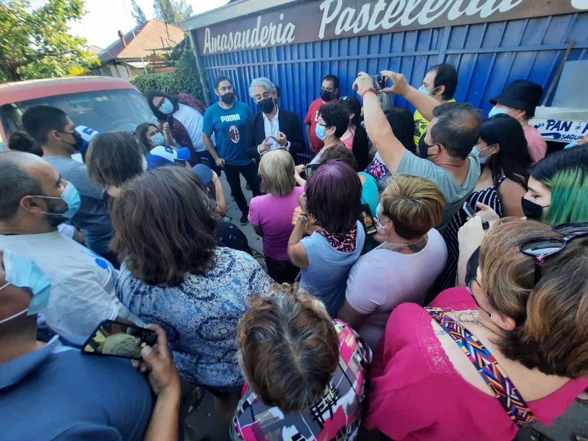 marcoporchile's tweet photo. Día intenso en familia y escuchando los sueños de chilenas y chilenos. Caminata en el Parque Metropolitano, almuerzo familiar en Caleta Portales, paseamos por Viña del Mar, conversamos con adultos mayores de Renca y pasamos a comprar el pan a Quinta Normal. ¡El cambio es posible! https://t.co/F4aM7jXm0f