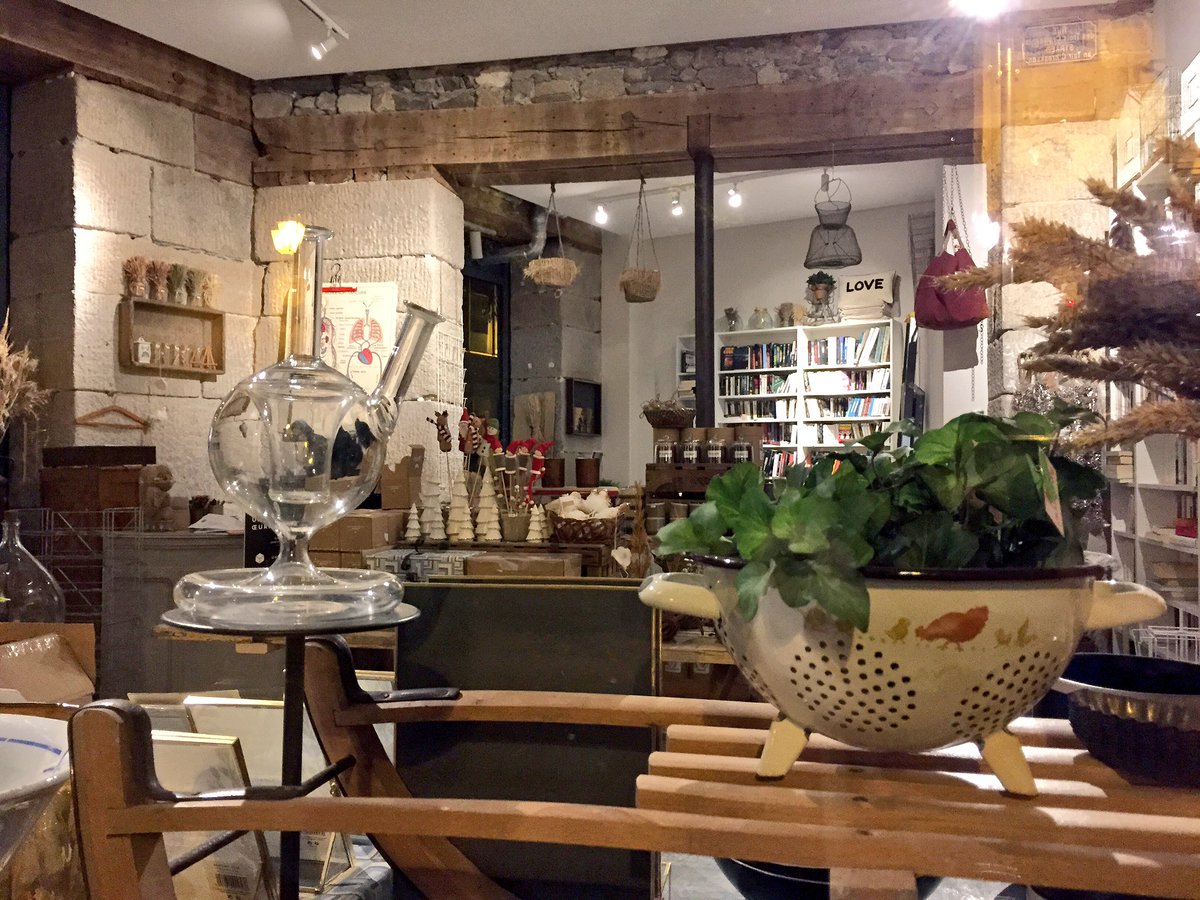🚧 La Boutique 19, #deco #brocante #bouquinerie, prépare son ouverture imminente rue du moulin à #Nantes.