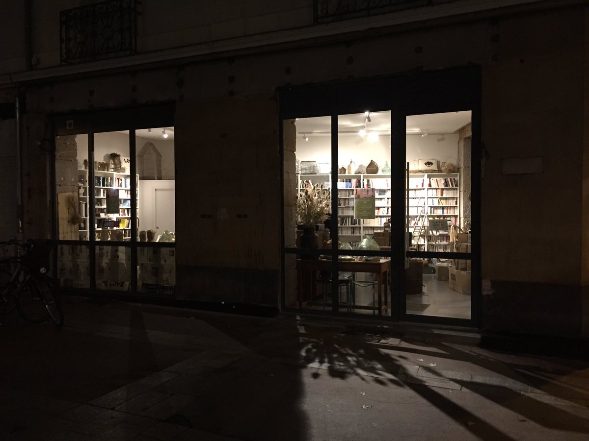 Nanteshype's tweet photo. 🚧 La Boutique 19, #deco #brocante #bouquinerie, prépare son ouverture imminente rue du moulin à #Nantes. https://t.co/erfvg57ypE