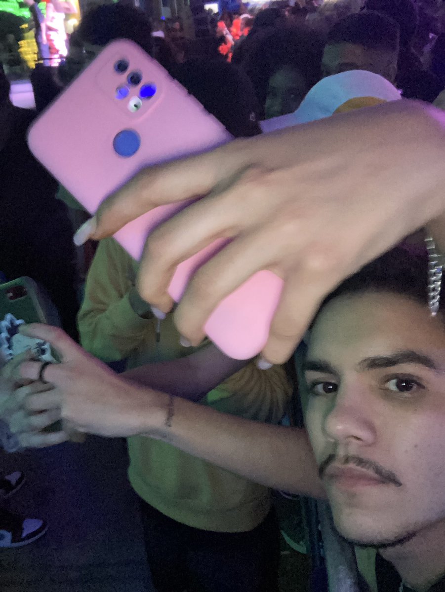 menina eu não te conheço mas eu espero que você seja triste pro RESTO DA SUA VIDA por me impedir de tirar foto com o Sant, filha da puta