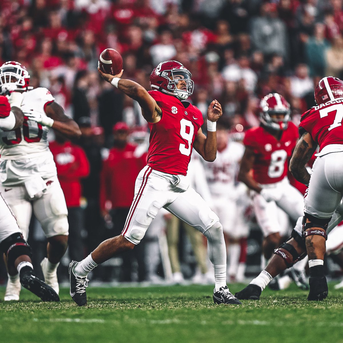 ARE YOU NOT ENTERTAINED!!!

🔥 31-40 

🔥 561 yds

🔥 5 TDs

Also, the ALL TIME single-game passing leader