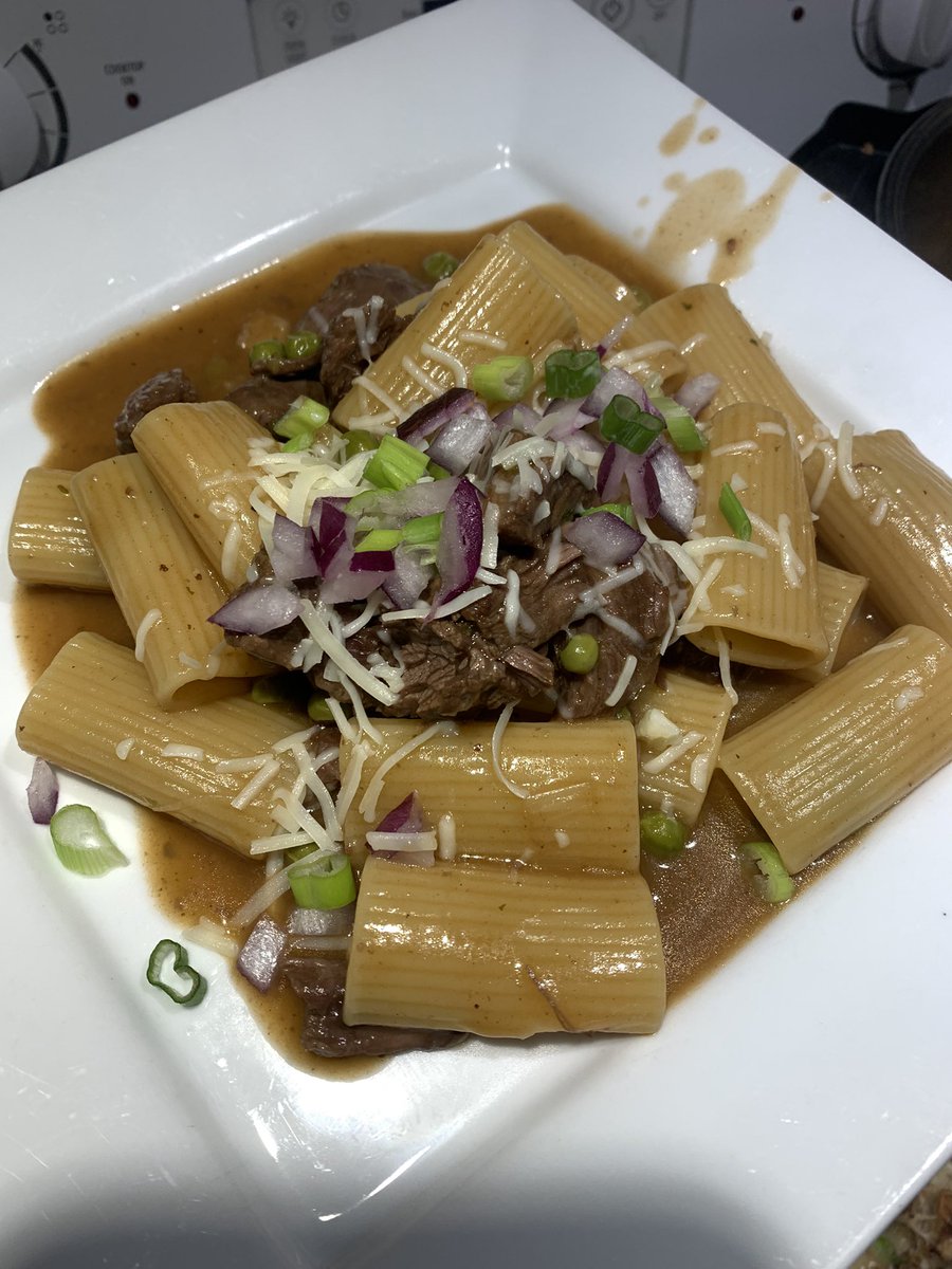 lyzamaryeme's tweet photo. Une journée de merde mais je me réconforte en me préparant un délicieux repas 100% maison !
Pain à l’ail, herbe et fromage accompagné d’une sauce ranch maison. Des rigatoni bœuf au vin #délicieux #homemade #Foodie #jebave https://t.co/DNzejLvg2J