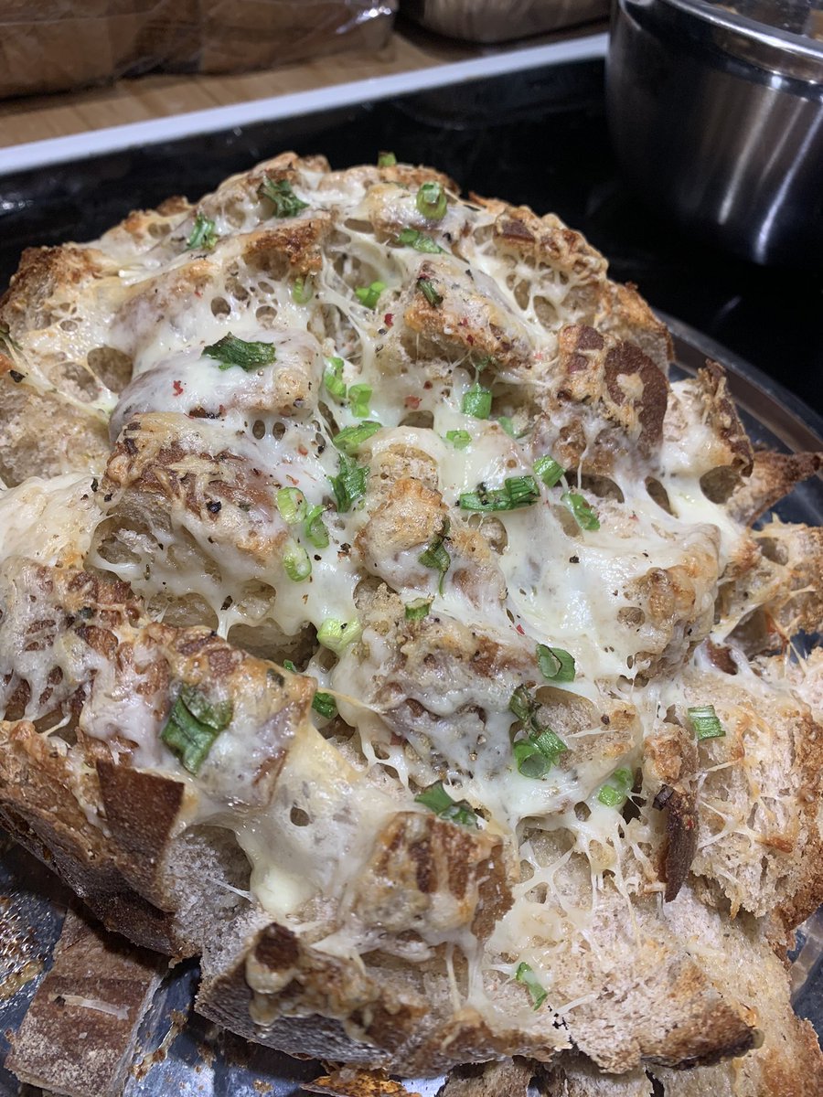 lyzamaryeme's tweet photo. Une journée de merde mais je me réconforte en me préparant un délicieux repas 100% maison !
Pain à l’ail, herbe et fromage accompagné d’une sauce ranch maison. Des rigatoni bœuf au vin #délicieux #homemade #Foodie #jebave https://t.co/DNzejLvg2J