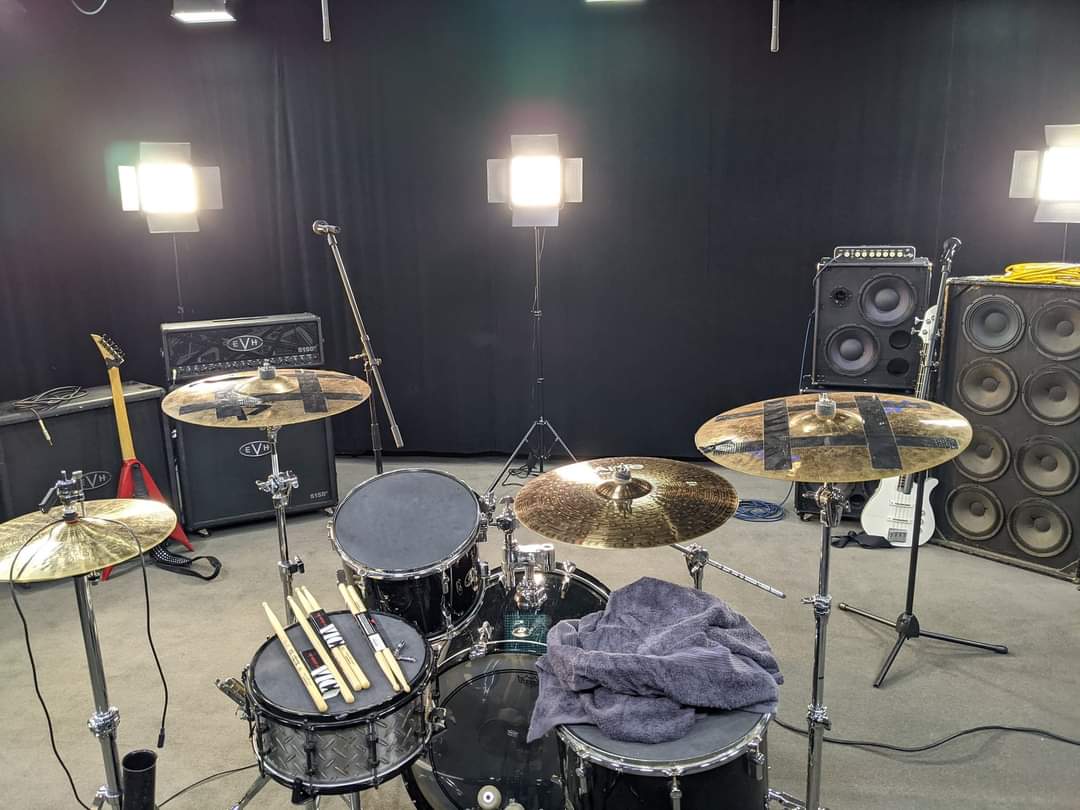 CharlieBellmore's tweet photo. Music video for @kings_liar in CT done! Now I drop all this gear off and run back to NYC to tuck my beautiful daughter into bed! #RockDad #RiffPapa https://t.co/F7DPL5IgjH