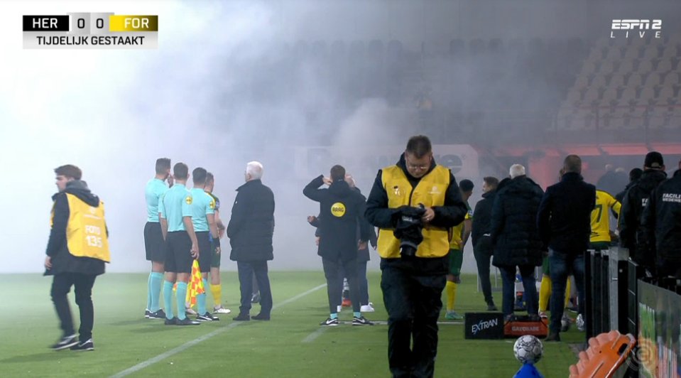 KarelFrederick's tweet photo. Hoe kan dit nou gebeuren in het (professioneel) Voetbal!!! #herfor #eredivisie #Almelo #FortunaSittard #rellen #politie #heracles #voetbal https://t.co/rp0kx4VoMf