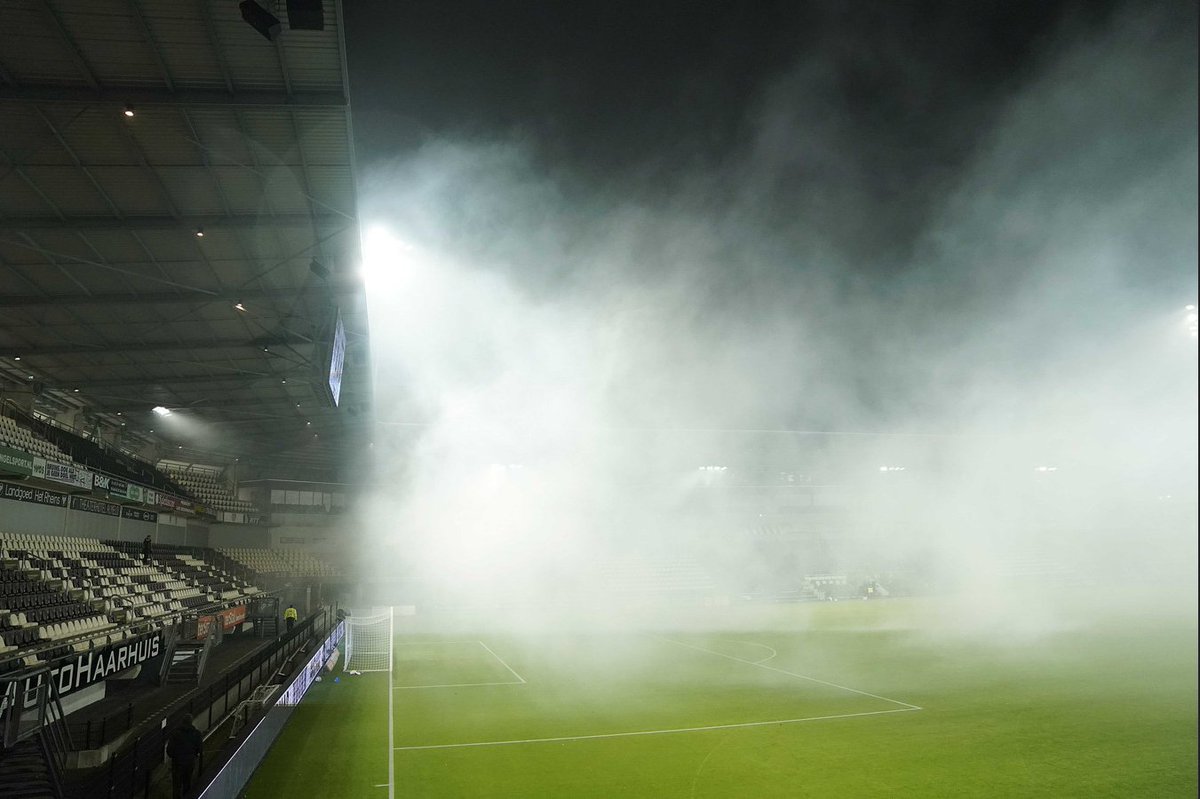 KarelFrederick's tweet photo. Hoe kan dit nou gebeuren in het (professioneel) Voetbal!!! #herfor #eredivisie #Almelo #FortunaSittard #rellen #politie #heracles #voetbal https://t.co/rp0kx4VoMf