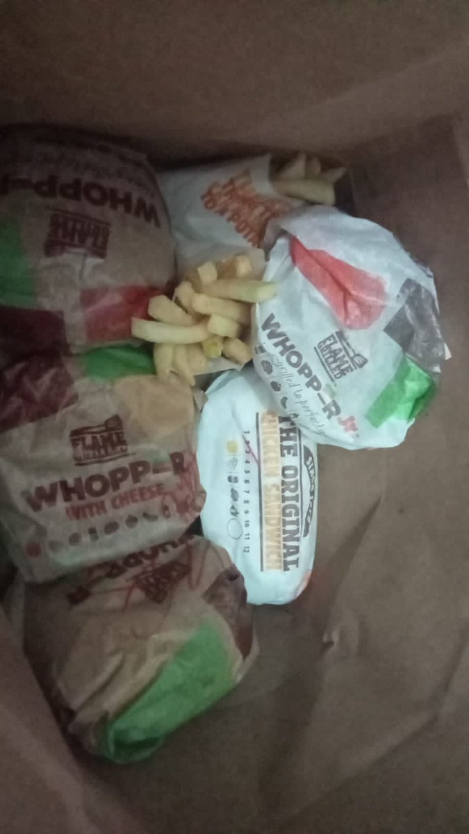 ParolaRiverol's tweet photo. @BurgerKingMX pésimo servicio me entregaron mi pedido incompleto @DidifoodMX https://t.co/DG63S2PsWm
