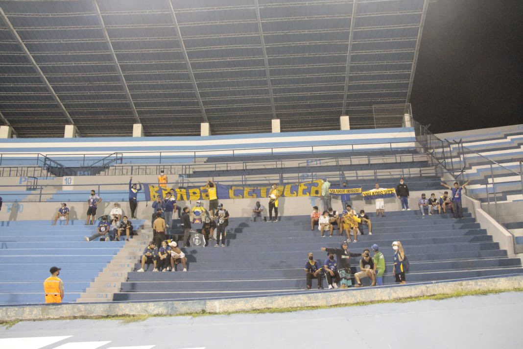 Fede_Guayas's tweet photo. ‼️BIENVENIDOS AL COLOSO DE LA AV. DE LAS AMÉRICAS‼️

El majestuoso y renovado Estadio Modelo Alberto Spencer Herrera recibe nuevamente público en sus gradas tras años de ausencia para celebrar uno nuevo cotejo por la @LigaProEC.

@9deOctubrefc 🆚 @DelfinSC 

#ConstruyendoUnLegado https://t.co/8c2HFeNTfJ