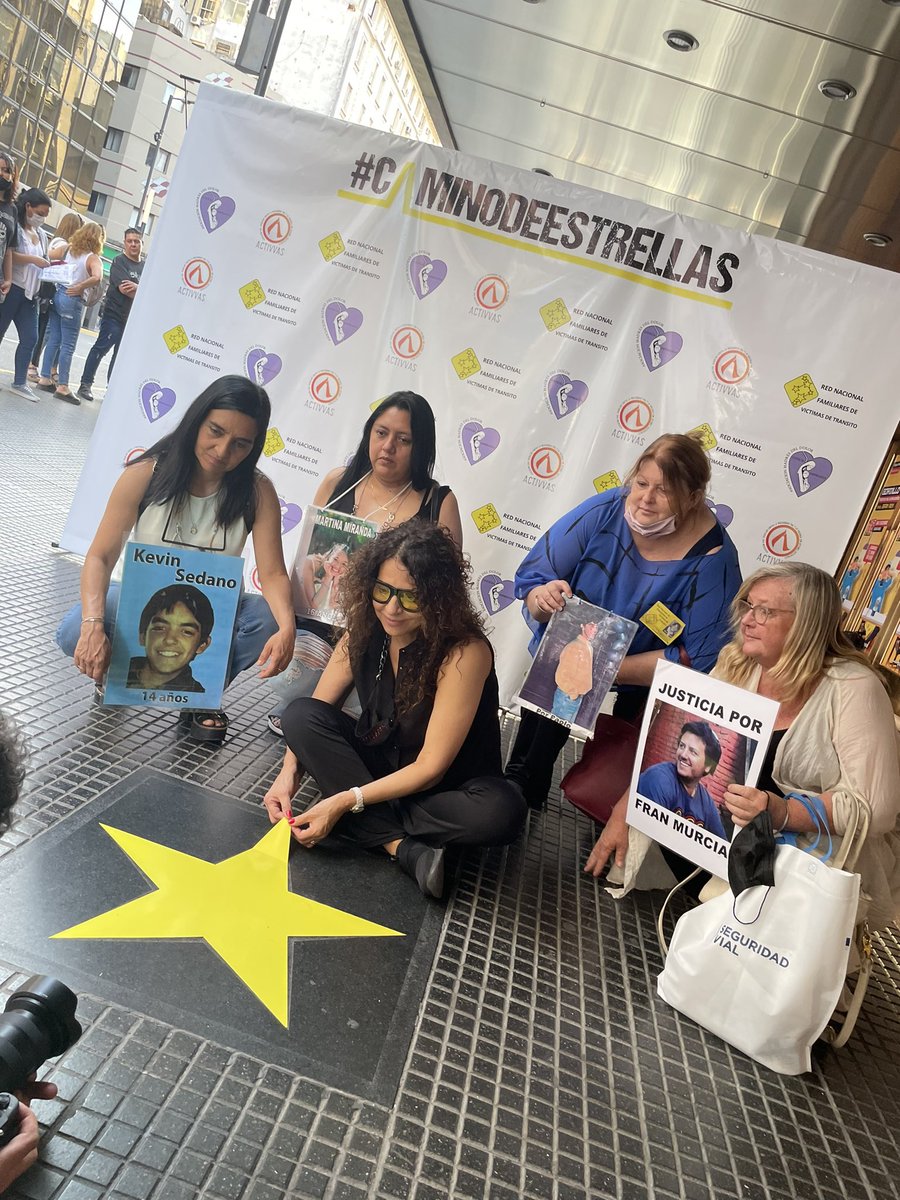 madresdeldolor's tweet photo. Gracias @patriciasosaok x acompañarnos en la campaña #CaminodeEstrellas. Puso una estrella Amarilla en homenaje a las Víctimas Viales en su estrella de la Av Corrientes @viviamperroneOK @Silviaok16 @teresamellano @monicaj38624638 @emacibotti https://t.co/YVW5rbKn9U
