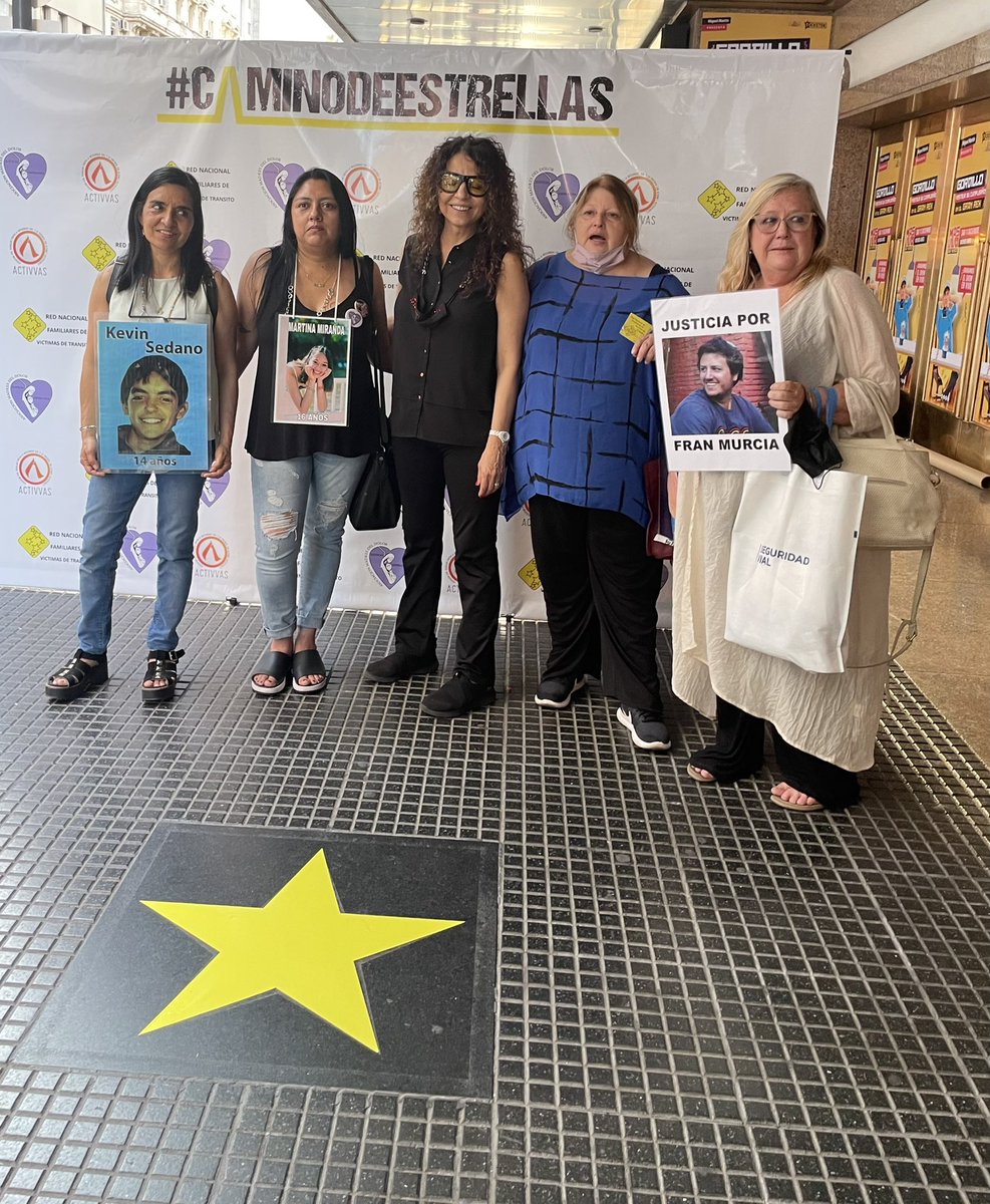 madresdeldolor's tweet photo. Gracias @patriciasosaok x acompañarnos en la campaña #CaminodeEstrellas. Puso una estrella Amarilla en homenaje a las Víctimas Viales en su estrella de la Av Corrientes @viviamperroneOK @Silviaok16 @teresamellano @monicaj38624638 @emacibotti https://t.co/YVW5rbKn9U