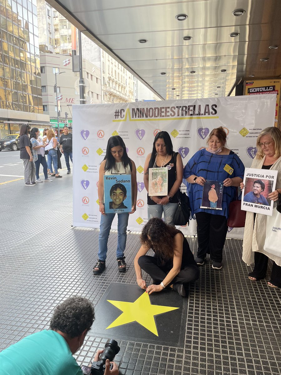 madresdeldolor's tweet photo. Gracias @patriciasosaok x acompañarnos en la campaña #CaminodeEstrellas. Puso una estrella Amarilla en homenaje a las Víctimas Viales en su estrella de la Av Corrientes @viviamperroneOK @Silviaok16 @teresamellano @monicaj38624638 @emacibotti https://t.co/YVW5rbKn9U