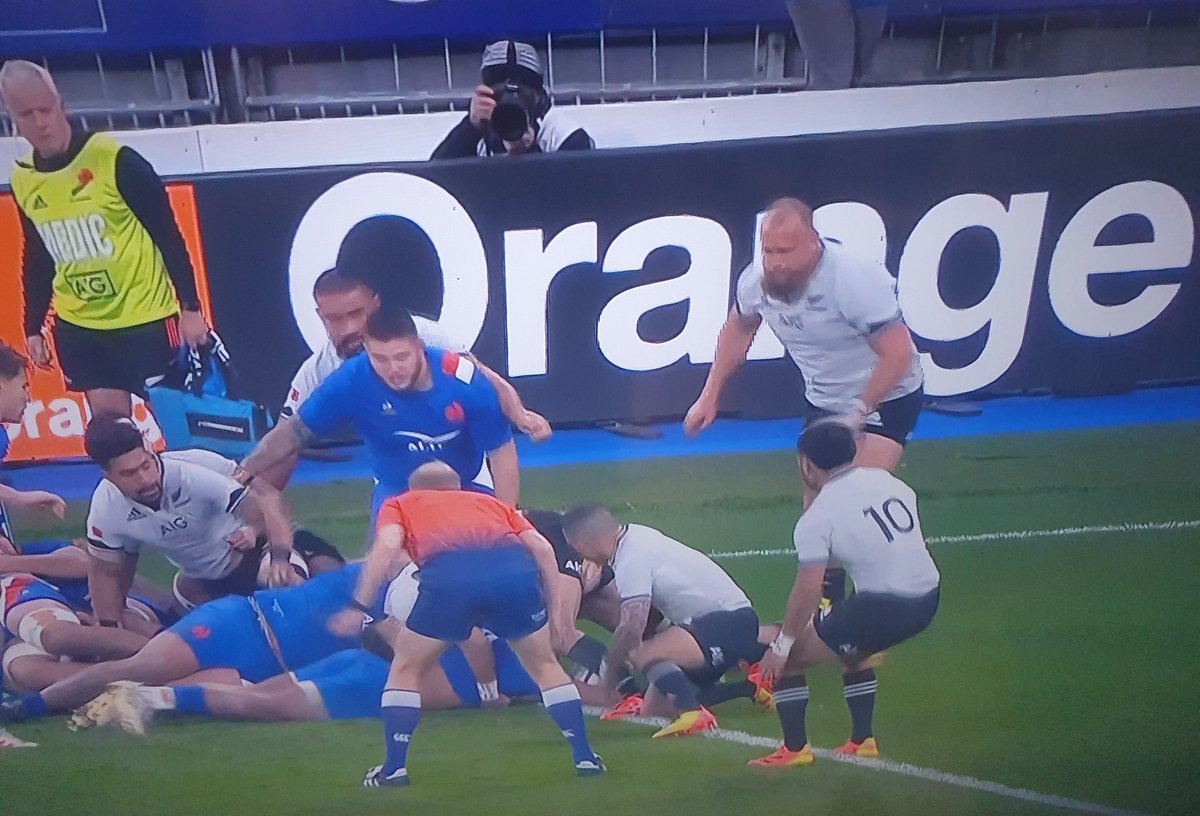 VeroniqueVacher's tweet photo. Match de #Rugby magnifique 40 points🤩avec 5 essais 🏉par l'équipe de France🇨🇵
Dommage pour les @AlBlacks @BlacksFrance @FranceRugby #FRANvZL @NZRugby 🤩#mauvaka @lncnc
Clin d'oeil à mes copains du Techno #Rugbyman @TOUIIITEUR #Galois #robertbennett #ArnaudGalara #deschamps... https://t.co/bCarnZEQEo
