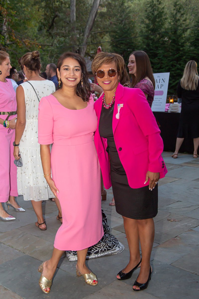 TheWomanCodePB's tweet photo. We love it when women lift as they climb! Congrats @AnushayHossain on your new book #ThepainGap and thank you @IAmSophiaNelson for being a great writing mentor and helping bring other women authors along. #ThereIsACode #TheWomanCode https://t.co/wARfd2nG7B