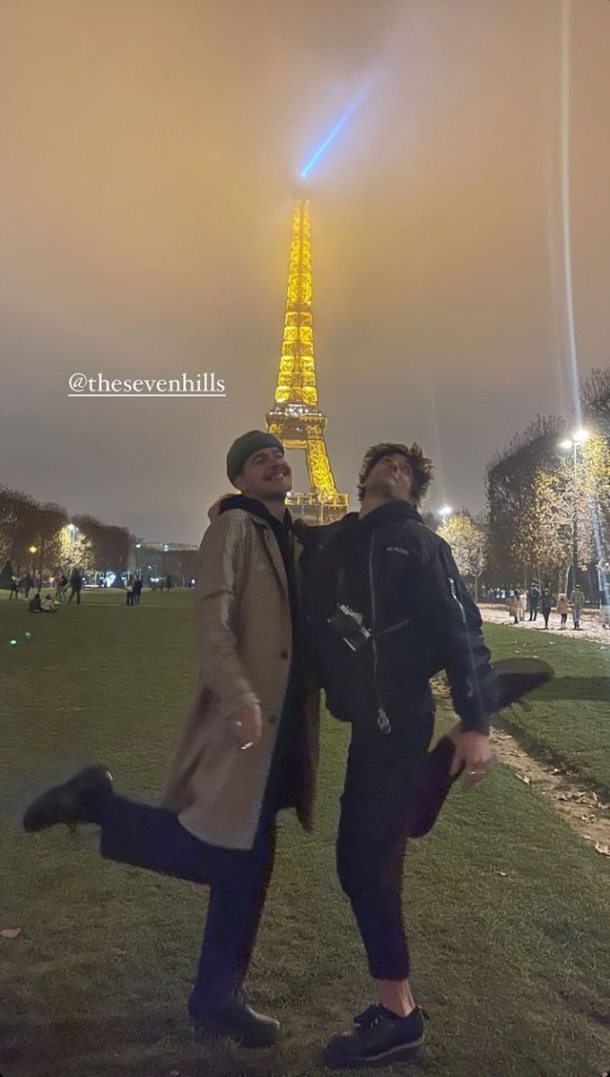 MAXENCEFVLL's tweet photo. ᅠ 
ᅠits citizens who posed
ᅠweirdly.
ᅠ
ᅠ https://t.co/yV2y7alWSJ