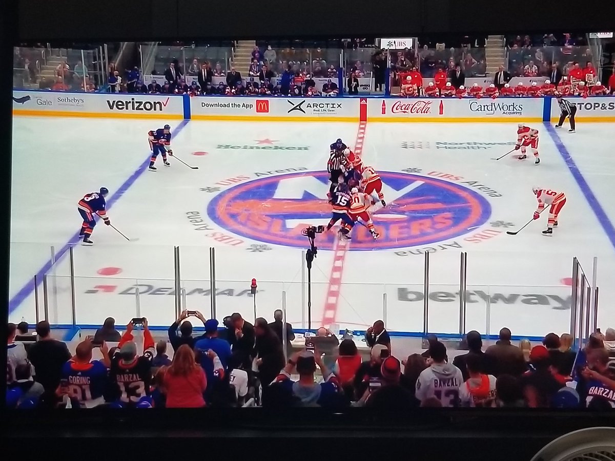 MistaBRONCO's tweet image. ISLANDERS NEW RINK IS OFFICIALLY OPEN...
UNFORTUNATELY 6 PLAYERS ARE OUT DUE TO COVID BULLSHIT...
KEEP AN EYE ON THE INCREASED NUMBERS..
T H E #CORONACON CONTINUES ☹