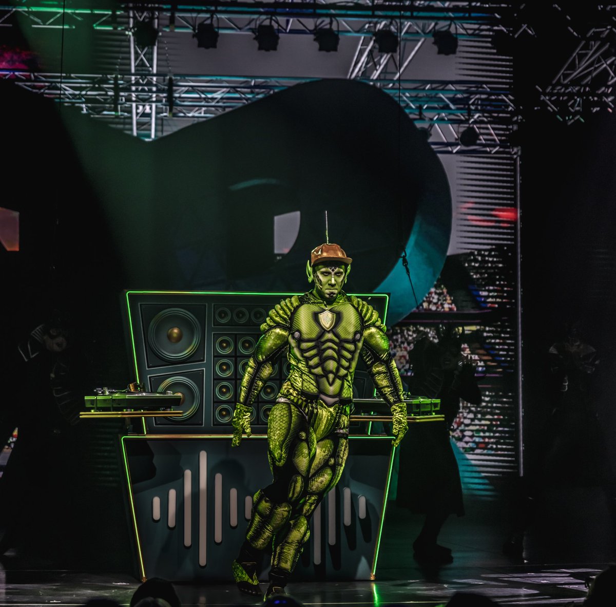 CruiseLifeRick's tweet photo. If you are sailing on @RoyalCaribbean’s #OdysseyoftheSeas, do not miss #TheEffectors! @NickWeirShowbiz outdid himself with this one. https://t.co/0IpYHz5eYV