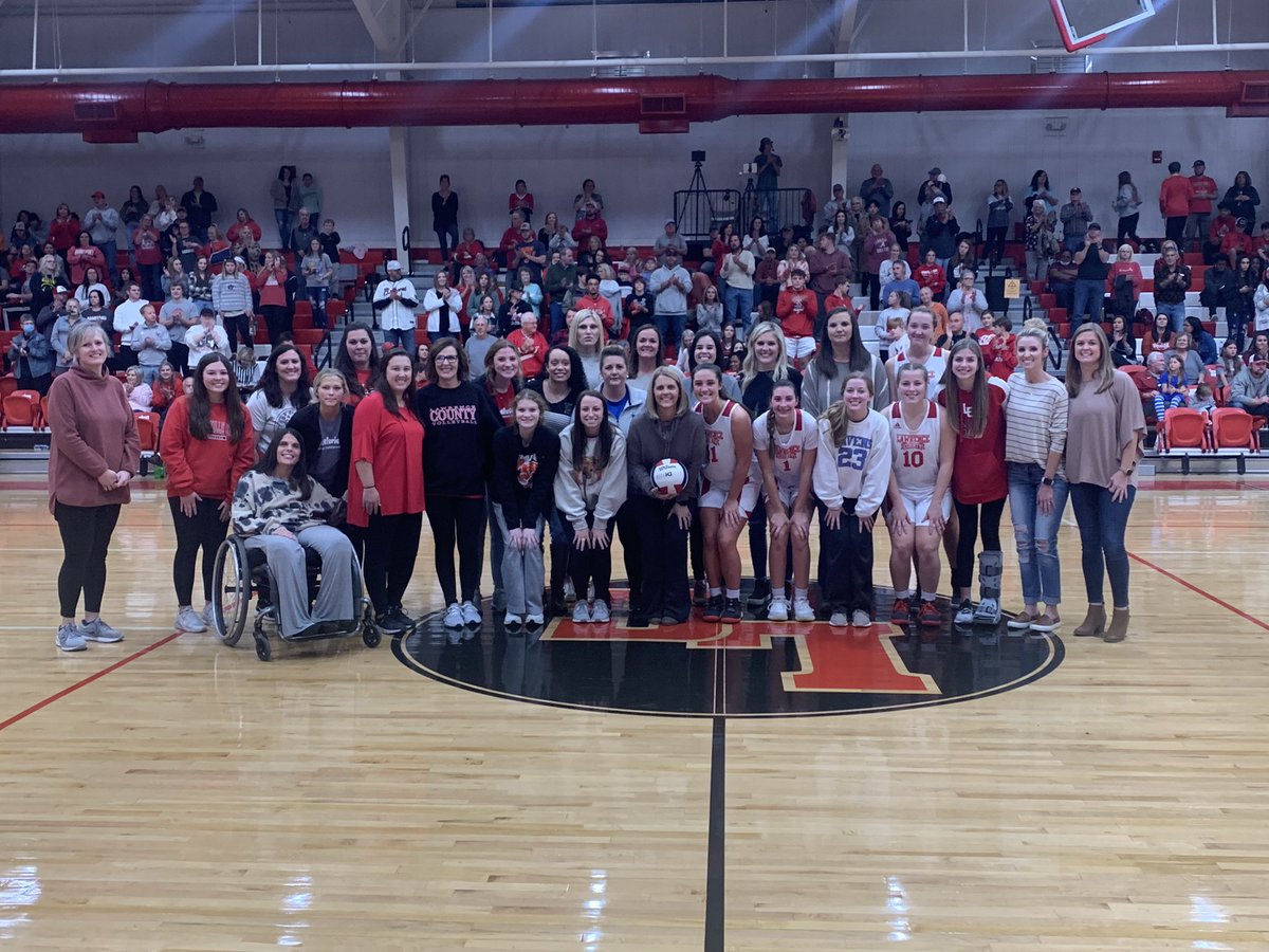 Lawrence County head volleyball coach Robyn Hutto joined by past and present players as she was honored for achieving 1,000 wins this past season. <a href="/LCvolleyball17/">深圳约炮/北京约炮/广州约炮/杭州约炮/珠海约炮/天津约炮/昆明约炮/西安学生/空姐/模特/南京约炮</a>