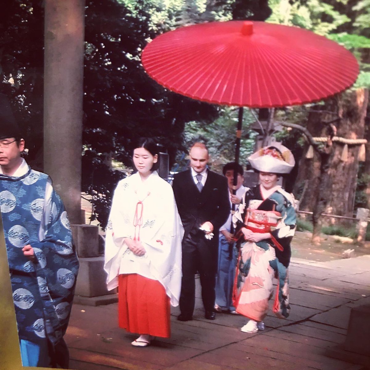 SakkouS's tweet photo. 赤坂氷川神社でドイツ🇩🇪の御新郎様と、日本人の花嫁様のご様子。御会食は築地料亭「治作」さんにて。しっとりとしたさ落ち着き。しかしこの後は、「六本木」で楽しい飲み会があるそうで白のミニワンピースでイメチェンにビックリ！ https://t.co/EPEyRtGrc4