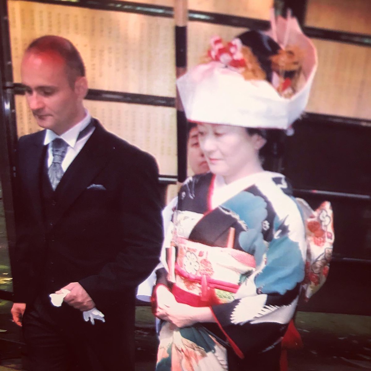 SakkouS's tweet photo. 赤坂氷川神社でドイツ🇩🇪の御新郎様と、日本人の花嫁様のご様子。御会食は築地料亭「治作」さんにて。しっとりとしたさ落ち着き。しかしこの後は、「六本木」で楽しい飲み会があるそうで白のミニワンピースでイメチェンにビックリ！ https://t.co/EPEyRtGrc4