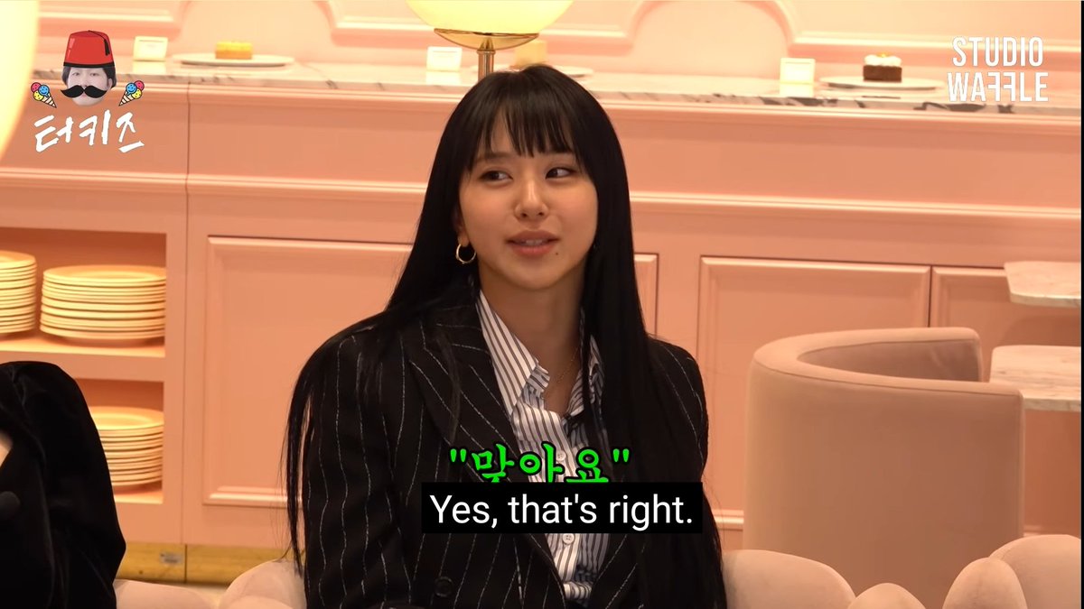 MC ถามว่าสเปคแต่ละคนเป็นยังไงแชยองบอกฉันชอบคนที่ดูป่วยค่ะ แบบดูไม่ค่อยมีแรง มันเซ็กซี่ดี งงวิธีการอธิบายมากๆ 555555555555😂