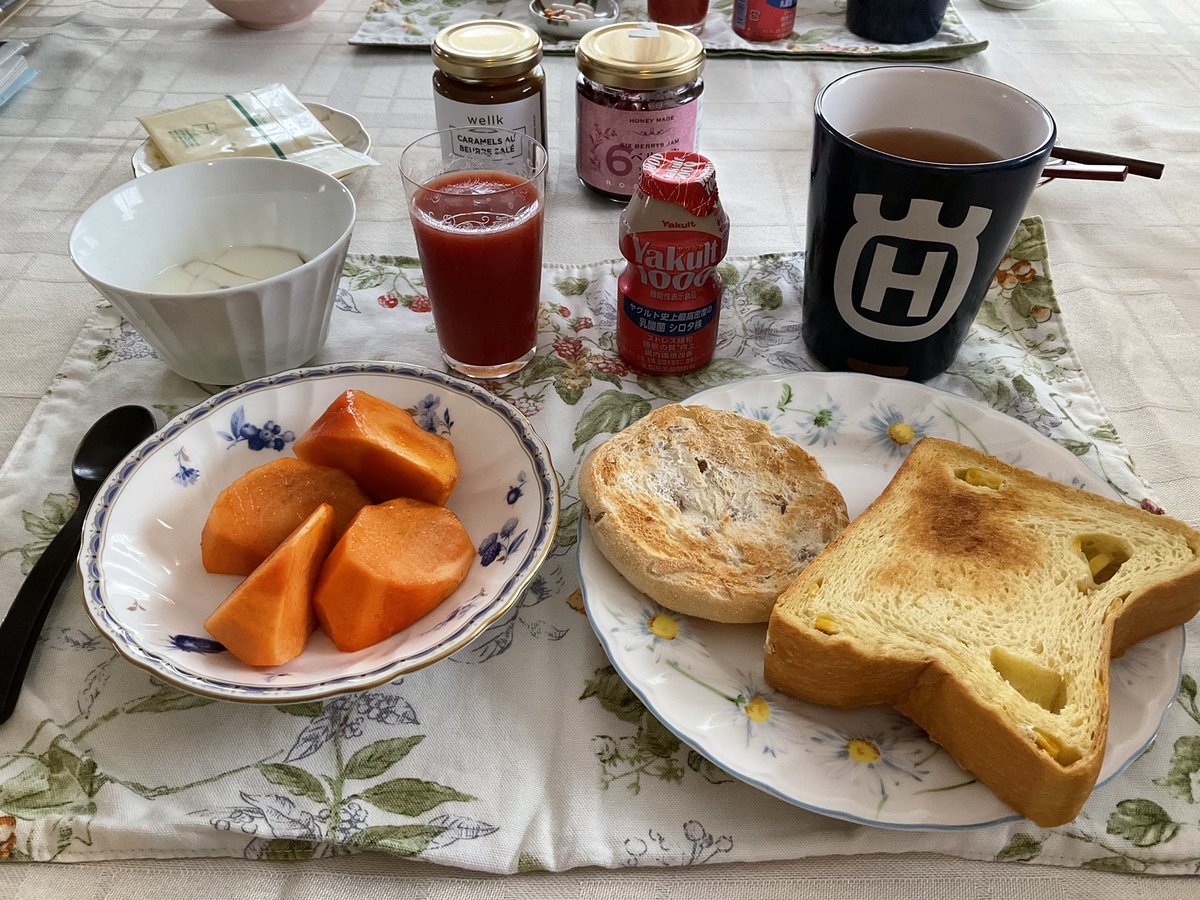 KTM819O4's tweet photo. #遅い朝食 #塩バターキャラメル #wellk #ブルーベリージャム
おはようございます😃
塩バターキャラメルは美味しいですネ! https://t.co/qj4PvV1rew