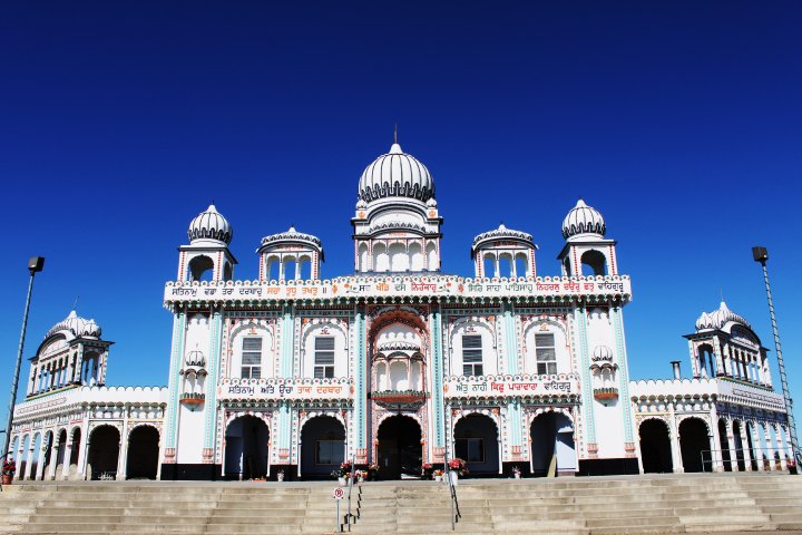 iheartedmonton's tweet image. Does anyone know if construction on the Nanaksar Gurdwara Gursikh Temple has been completed? I believe they started building it in 1989, but I have no idea if it&apos;s been finished?! #yeg #yegarchitecture 

*this photo is from 10(ish) years ago...
