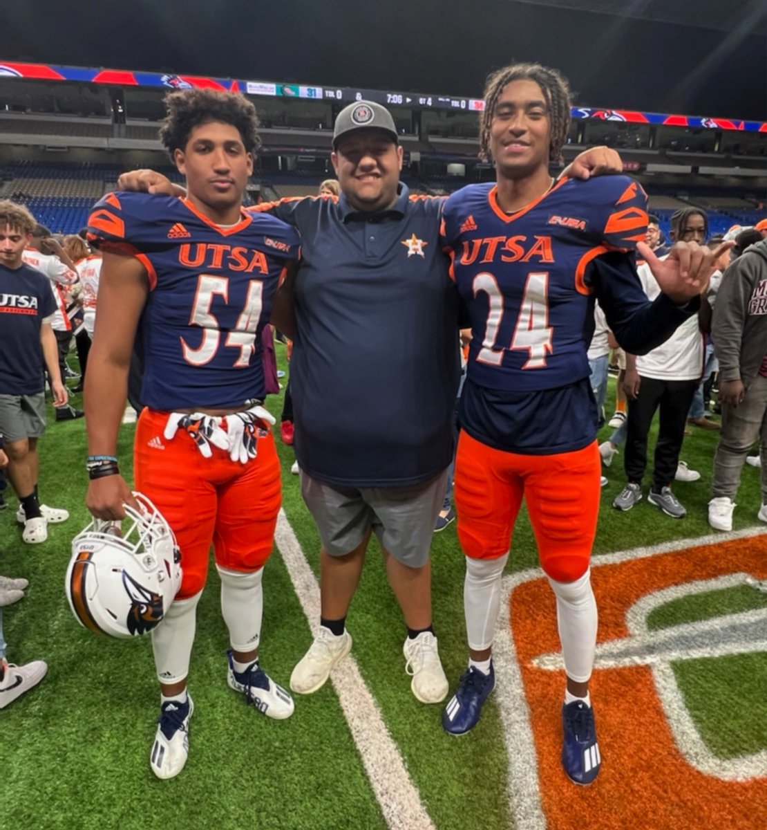 CONGRATULATIONS to our guys on an amazing game !!!…loving our TBG@SAFR brokerage family…GO RUNNERS !!! 🤙🏽 <a href="/jalenraineyy/">J Rainey</a> <a href="/caleb44lewis/">Caleb Lewis</a> <a href="/baramatthew/">Matt Bara</a> <a href="/hbmb3/">Harold Rainey</a> <a href="/andresCanis/">A.Lo (2*)</a> #TBGatSAFR