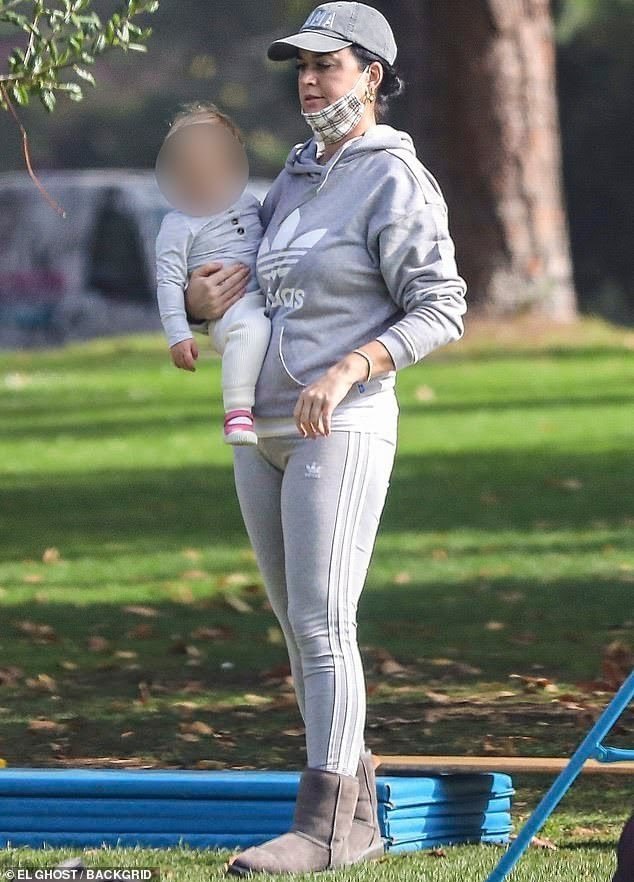 SpainKP_Media's tweet photo. FOTOS | Nuevas fotos de Katy con Orlando y Daisy paseando por un parque de Beverly Hills hoy. https://t.co/2asWJRs7ye