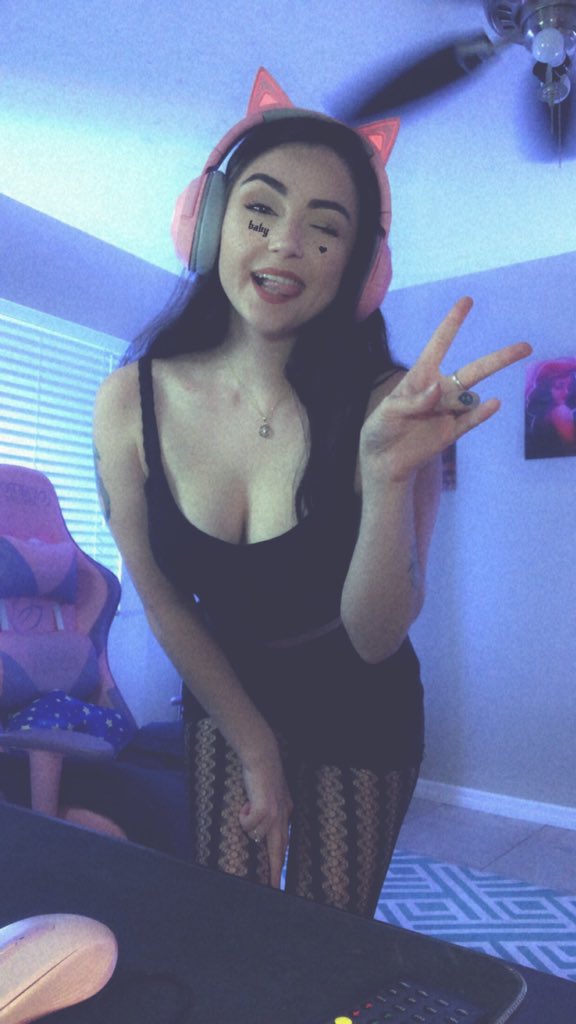 CassietheAstro1's tweet photo. See you in an hour! 

https://t.co/s6WI7RpcQM

💕💕💋💋💋 https://t.co/mykyiHr5i0