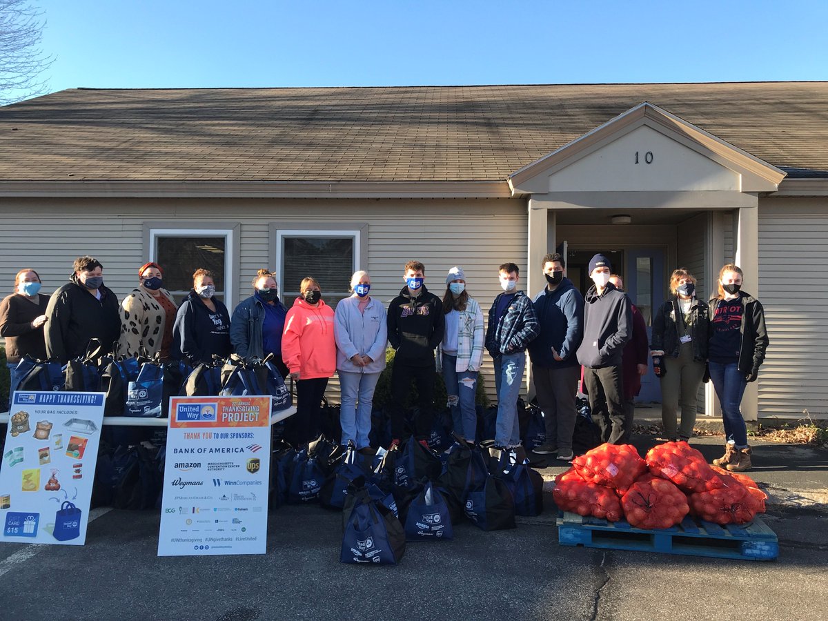 graniteuwnh's tweet photo. The spirit of the season was alive in the Greater Seacoast at #UWThanksgiving with @UnitedWayMABay  - 18K bags of Thanksgiving groceries, 250K pounds of food distributed in 30 communities on Nov 20th! TY to the volunteers @graniteuwnh  worked with in #Newmarket #Rochester today! https://t.co/LKSsDqWmga