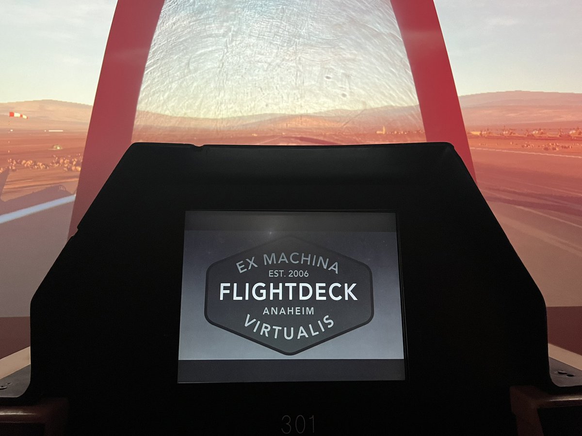visitanaheim's tweet photo. Llegamos a nuestro segundo destino con #VisitAnaheim, @fordlatino y la nueva #FordBronco, al @TheGardenWalk y #FlightDeck Simulation Center, que ofrece una experiencia realista, convirtiéndonos en pilotos al mando de aviones icónicos. #AnaheimTeEsperaBroncoTeLleva. https://t.co/vjOXLEN7LC