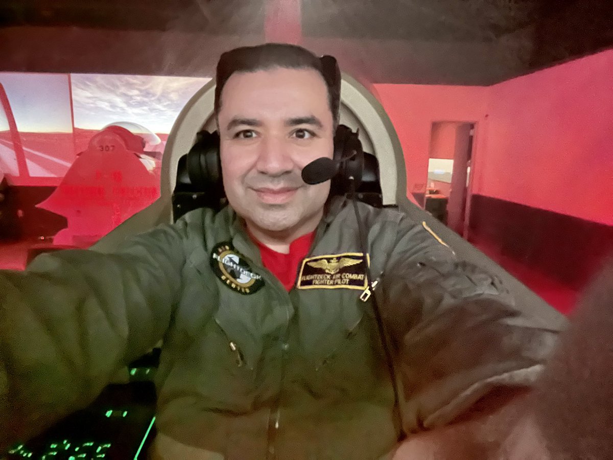 visitanaheim's tweet photo. Llegamos a nuestro segundo destino con #VisitAnaheim, @fordlatino y la nueva #FordBronco, al @TheGardenWalk y #FlightDeck Simulation Center, que ofrece una experiencia realista, convirtiéndonos en pilotos al mando de aviones icónicos. #AnaheimTeEsperaBroncoTeLleva. https://t.co/vjOXLEN7LC