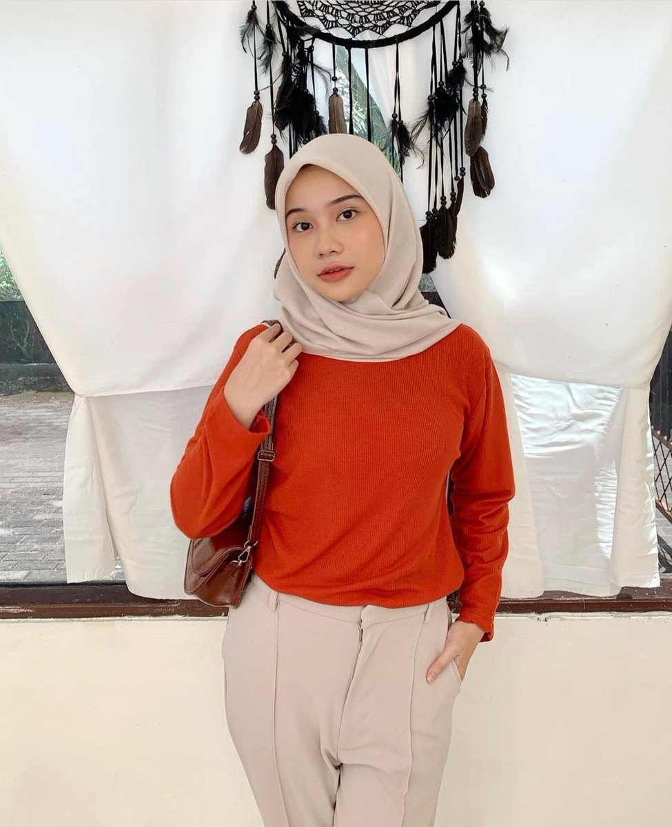 QueenFantasi's tweet photo. Pake baju aja udah bikin sange, apalagi kalo telanjang 😍💦 https://t.co/mVsYUGeytE
