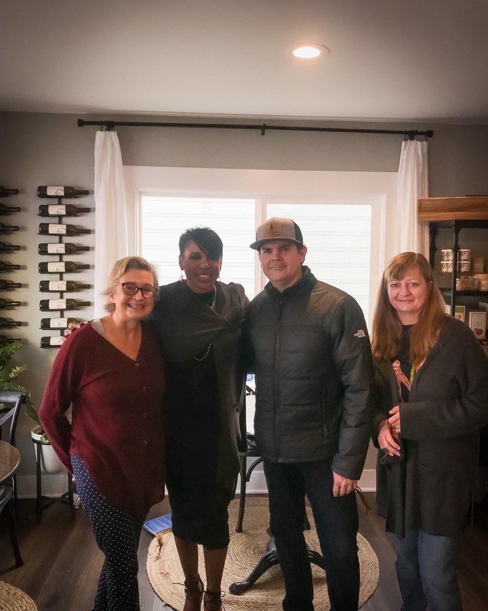 PineLakeWinery's tweet photo. We were honored to host former Seattle Chief of Police Carmen Best book signing event. “Black in Blue: Lessons on Leadership, Breaking Barriers, and Racial Reconciliation”.
#BlackInBlue #booksigning #westseattle #ChiefBest @carmenbest https://t.co/G1ak0En9Vw