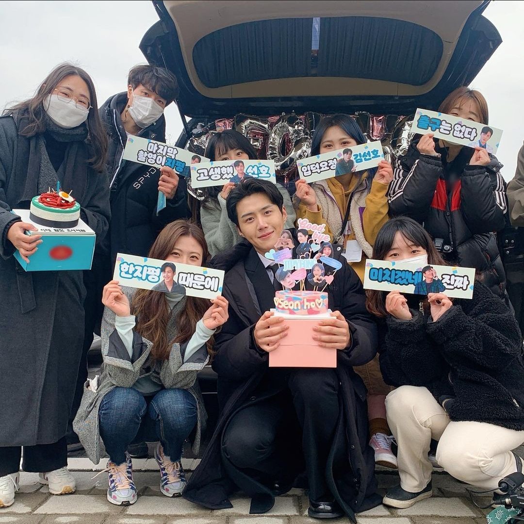 seonhohohorayyy's tweet photo. A year ago, today user seonho__kim spammed us with lots of photos on ig for his last shoot as han jipyeong 😭😭😭

#KimSeonHo #김선호 https://t.co/tFgOZj3s9i