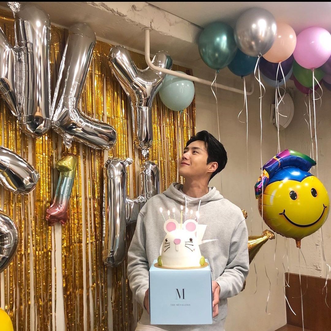 seonhohohorayyy's tweet photo. A year ago, today user seonho__kim spammed us with lots of photos on ig for his last shoot as han jipyeong 😭😭😭

#KimSeonHo #김선호 https://t.co/tFgOZj3s9i