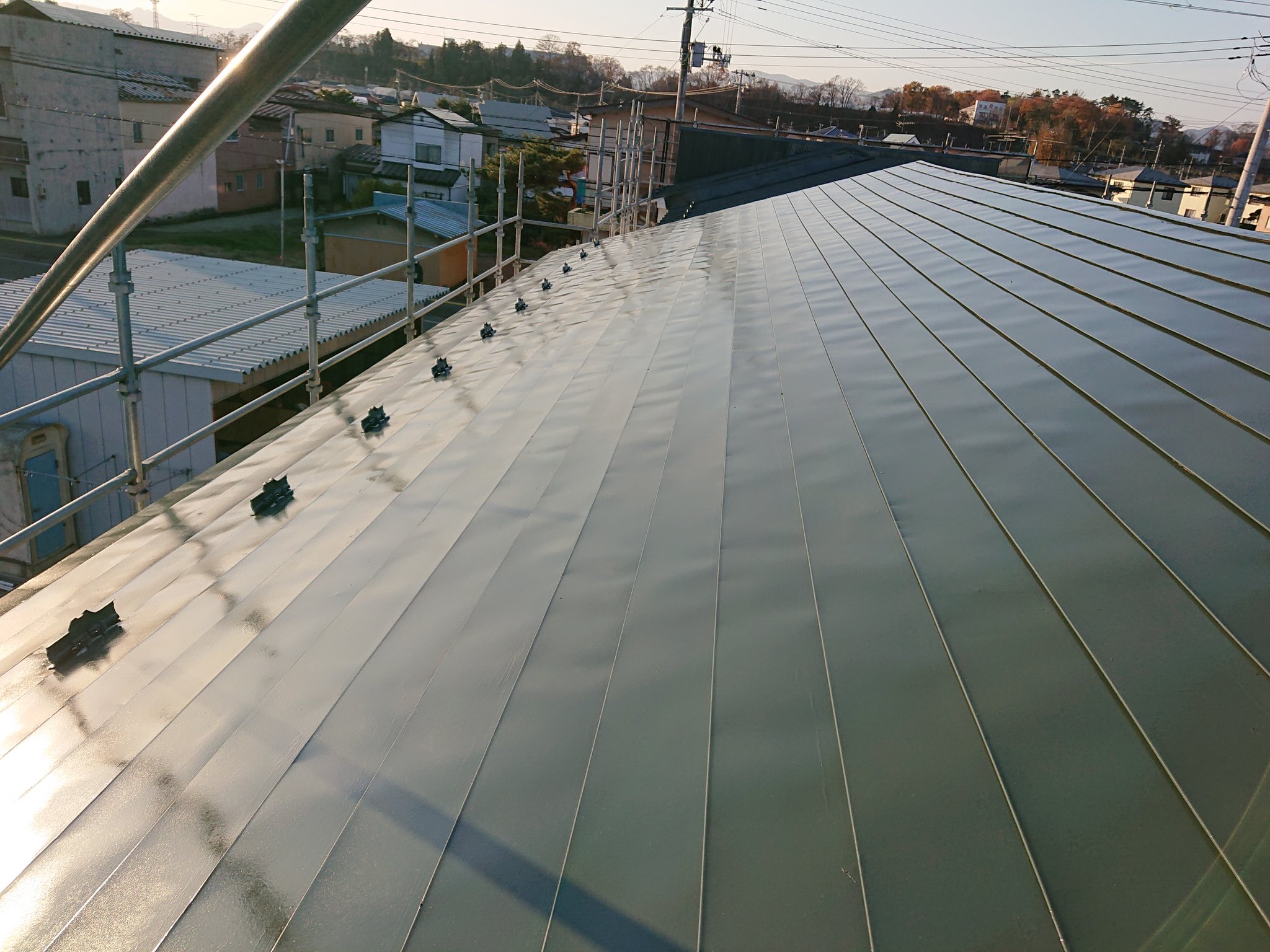 Nice To Meet You みーちゅー ちょっと写メでは分かりづらいですが 屋根は綺麗なモスグリーンに こんな高い場所で作業するなんて ホント職人さんってスゴいです 岩手県花巻市 空き家リノベーション レンタルスペース カフェ 教室 交流