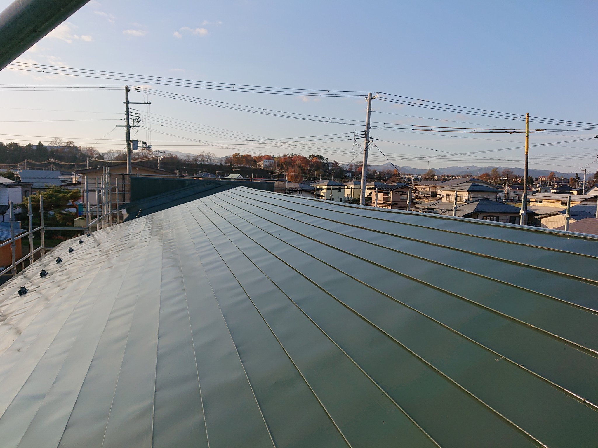 Nice To Meet You みーちゅー ちょっと写メでは分かりづらいですが 屋根は綺麗なモスグリーンに こんな高い場所で作業するなんて ホント職人さんってスゴいです 岩手県花巻市 空き家リノベーション レンタルスペース カフェ 教室 交流