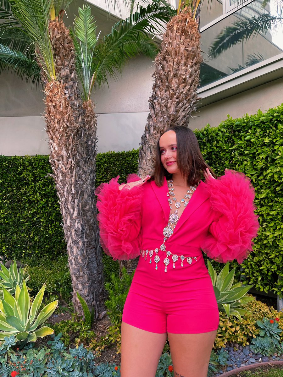 kissymidnights's tweet photo. it’s my final show, so I wore my best clothes 💕 let’s do this one more time together @Harry_Styles #HSLOTLA #HarryStylesLoveOnTour https://t.co/zYz4SI8mmQ