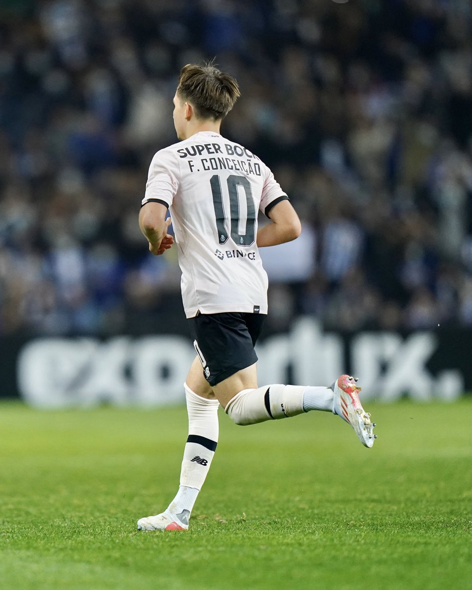 FConceicao7's tweet photo. Poucas ou nenhumas palavras expressam o meu sentimento neste momento. Representar o Futebol Clube do Porto, jogar no Estádio do Dragão, fazer o meu primeiro golo com esta camisola com os adeptos na bancada. A minha realidade é um sonho do qual eu não quero acordar. É só o começo. https://t.co/lmxraOPeYd