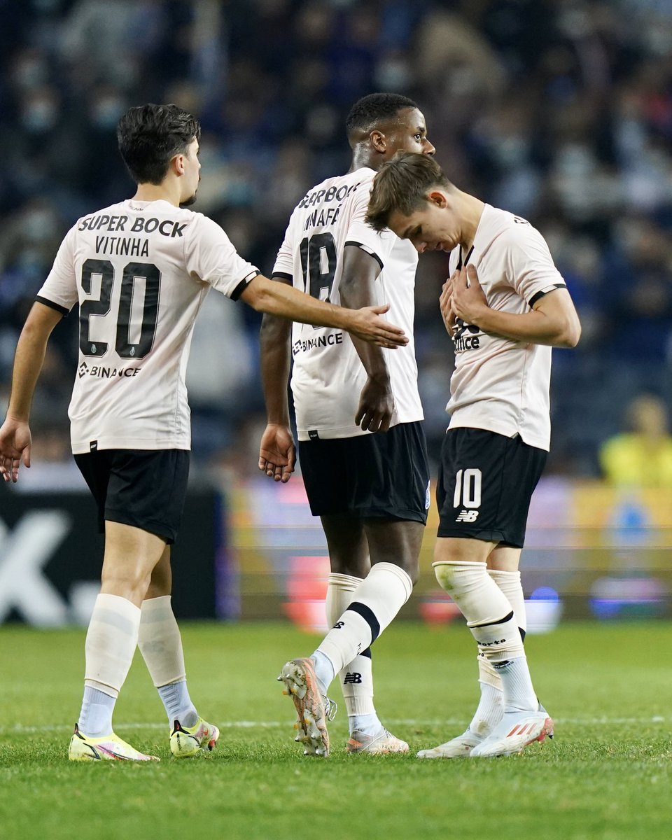 FConceicao7's tweet photo. Poucas ou nenhumas palavras expressam o meu sentimento neste momento. Representar o Futebol Clube do Porto, jogar no Estádio do Dragão, fazer o meu primeiro golo com esta camisola com os adeptos na bancada. A minha realidade é um sonho do qual eu não quero acordar. É só o começo. https://t.co/lmxraOPeYd