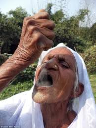 dndkinguwu's tweet photo. So about eating sand and how you should do it, this woman been eating sand for 60 years and no complaints 👀👀 there for you should eat it to👀 #eatsand https://t.co/qt05SikVFU