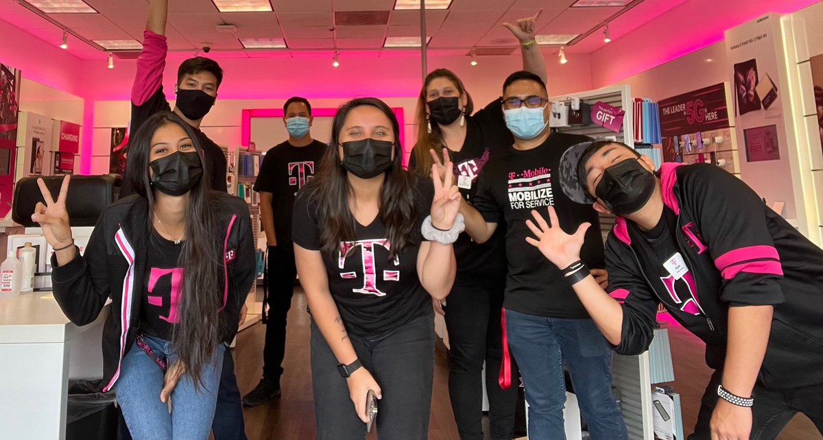 Magenta Saturday @ Hilo 359 🤍 @TMO_HI_Central <a href="/ajaaallen/">Aja Amalia Allen</a>