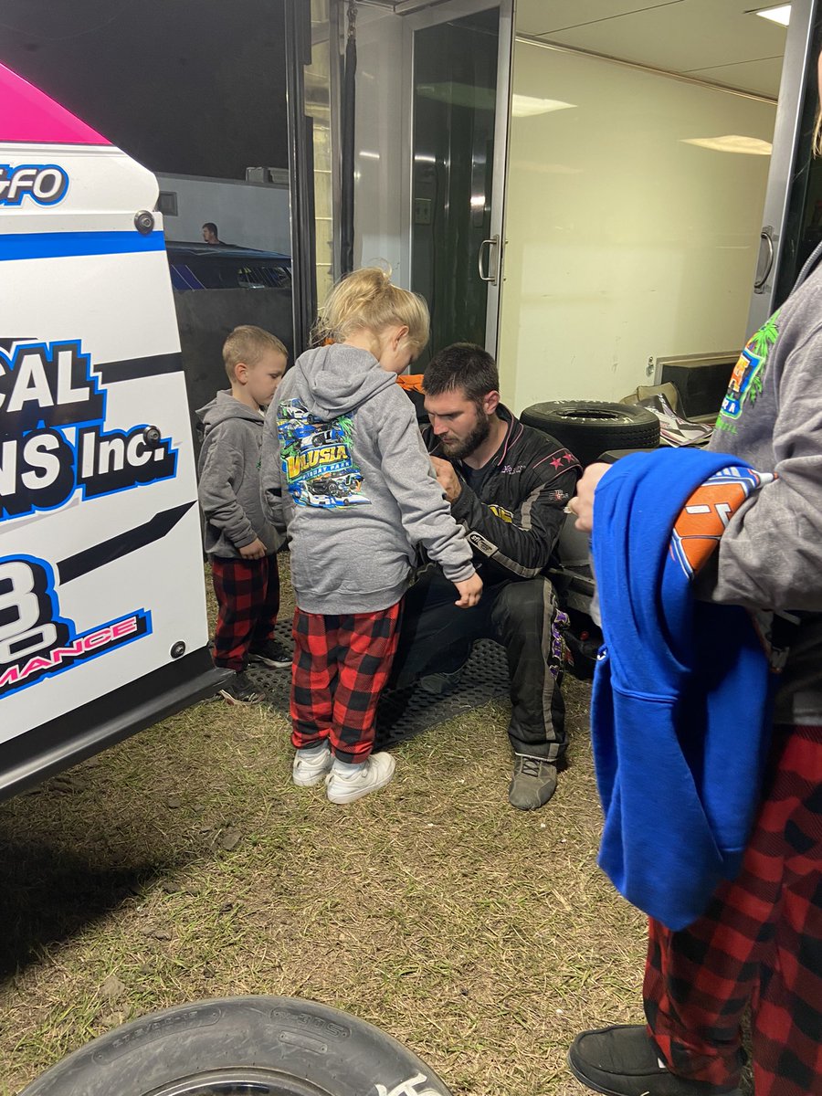 Quick autograph session with the future generation of racers before we make our final adjustments for tonight’s 50 laps feature $7,000 to win race here at the #ReutimannMemorial at <a href="/VolusiaSpeedway/">Volusia Speedway Park</a>